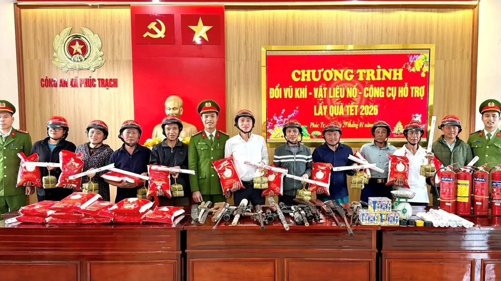 Người dân mang vũ khí, vật liệu nổ đến công an xã đổi lấy bánh chưng, gạo nếp