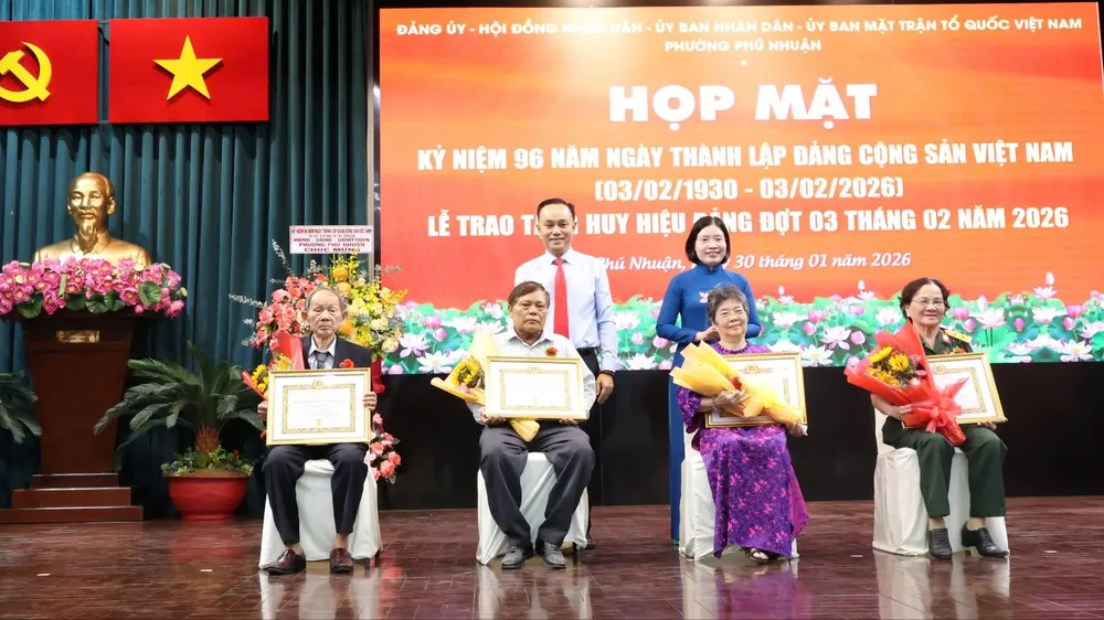Phường Phú Nhuận: Trao Huy hiệu Đảng đến các đảng viên cao niên