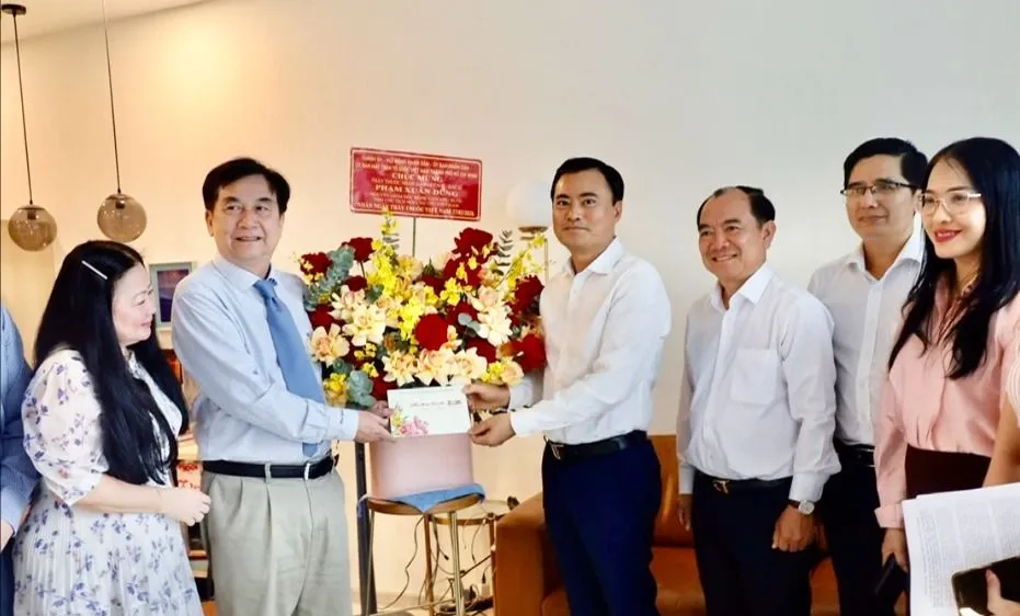 Lãnh đạo TPHCM thăm, tri ân cán bộ y tế lão thành