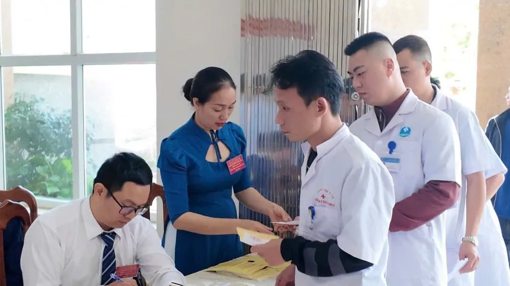 Cán bộ, chiến sĩ, nhân dân đặc khu Bạch Long Vĩ nô nức đi bầu cử