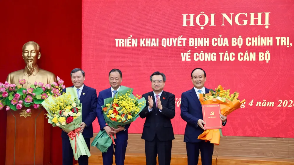 Đồng chí Nguyễn Thanh Nghị, Trưởng Ban Chính sách, chiến lược Trung ương chúc mừng các đồng chí được bổ nhiệm 