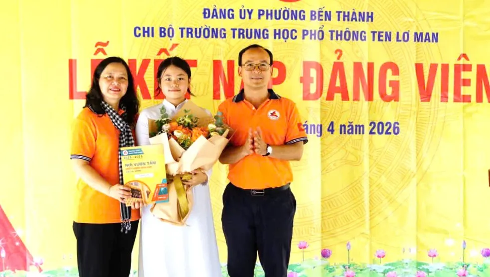 Học sinh Trường THPT Ten Lơ Man vinh dự đứng vào hàng ngũ của Đảng