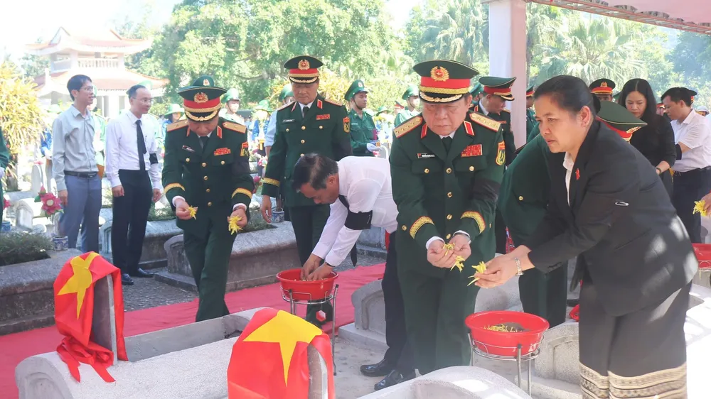 Đại tướng Nguyễn Trọng Nghĩa và các đại biểu thực hiện nghi lễ rải hoa ở các phần mộ liệt sĩ