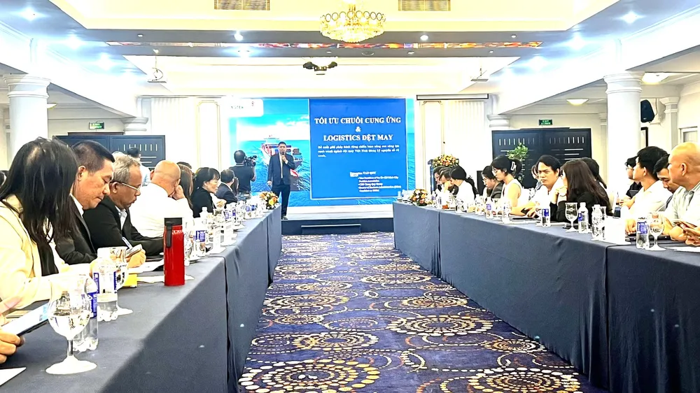 Nhiều doanh nghiệp ngành dệt may, da giày, chế biến gỗ tham gia hội nghị. Ảnh: MINH XUÂN