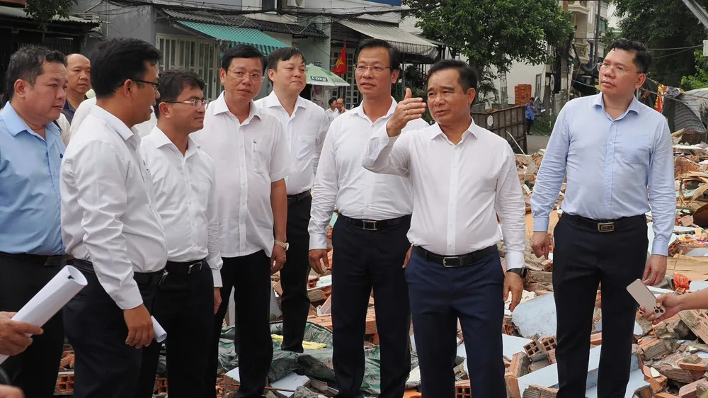 Chủ tịch UBND TPHCM Nguyễn Văn Được kiểm tra tiến độ bồi thường, giải phóng mặt bằng tại dự án cải tạo môi trường rạch Xuyên Tâm. Ảnh: HOÀNG HÙNG