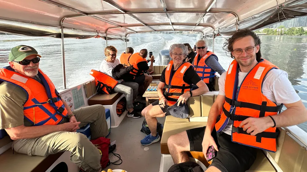 Khách quốc tế trải nghiệm tour đường sông ngắm cảnh TPHCM, do Lữ hành Saigontourist tổ chức