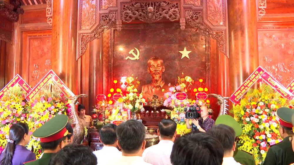 Thường trực Ban Bí thư Trần Cẩm Tú và đoàn công tác dâng hoa, dâng hương tưởng niệm Chủ tịch Hồ Chí Minh