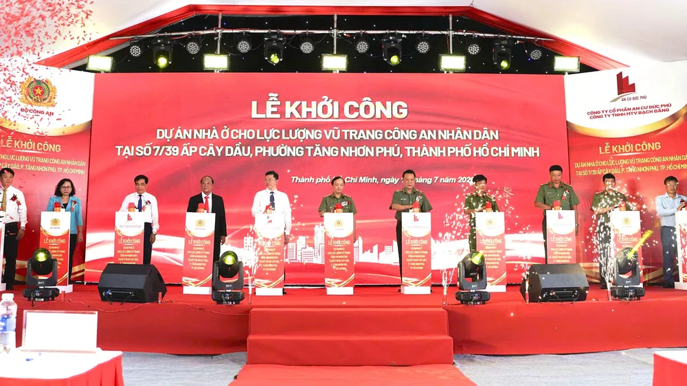 Các đại biểu thực hiện nghi thức khởi công dự án nhà ở xã hội cho lực lượng vũ trang Công an nhân dân, tại phường Tăng Nhơn Phú. Ảnh: HD