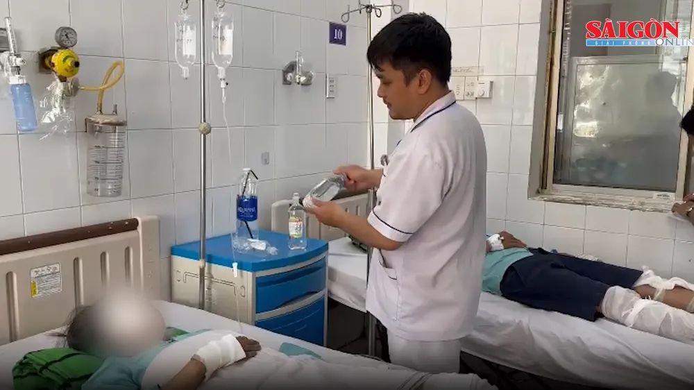 Nỗ lực cứu chữa các nạn nhân trong vụ cháy xe khách trên quốc lộ 1
