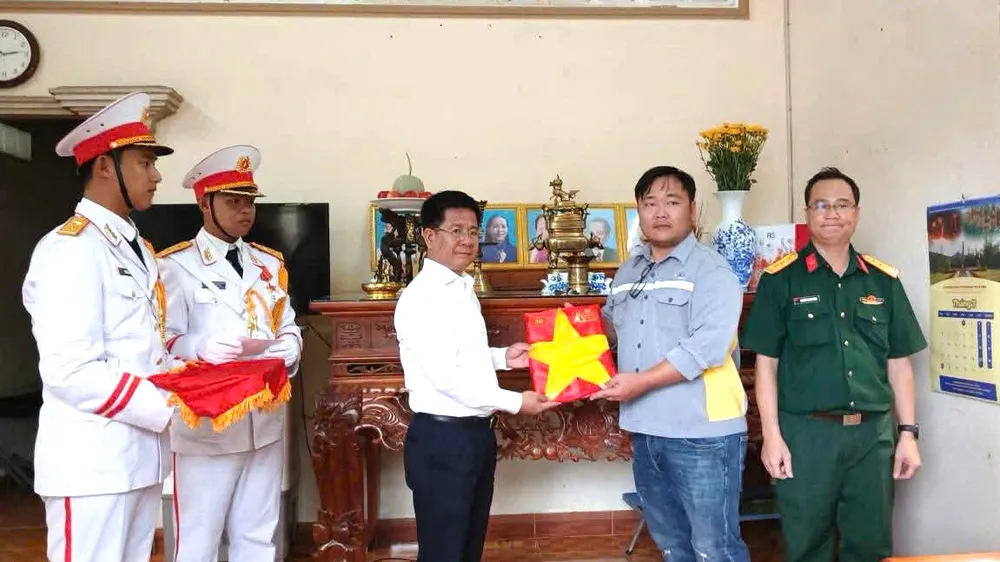 Đồng chí Bùi Chí Thành, Ủy viên Ban Thường vụ Thành ủy TPHCM, Bí thư Đảng ủy, Chủ tịch HĐND phường Phú Mỹ trao di ảnh cho thân nhân liệt sĩ