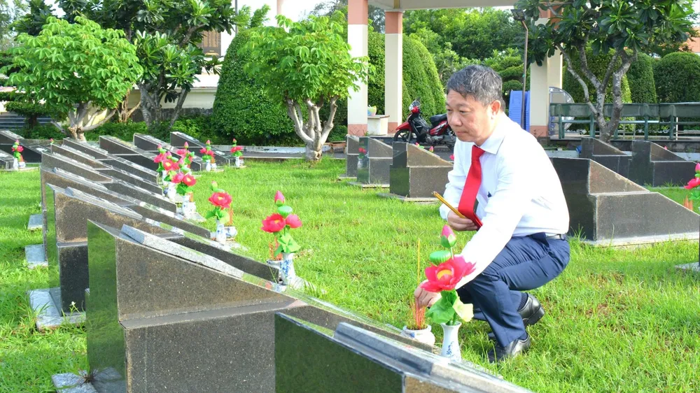 Trưởng Ban Tuyên giáo và Dân vận Thành ủy TPHCM dâng hương tại Nghĩa trang Liệt sĩ Rừng Sác