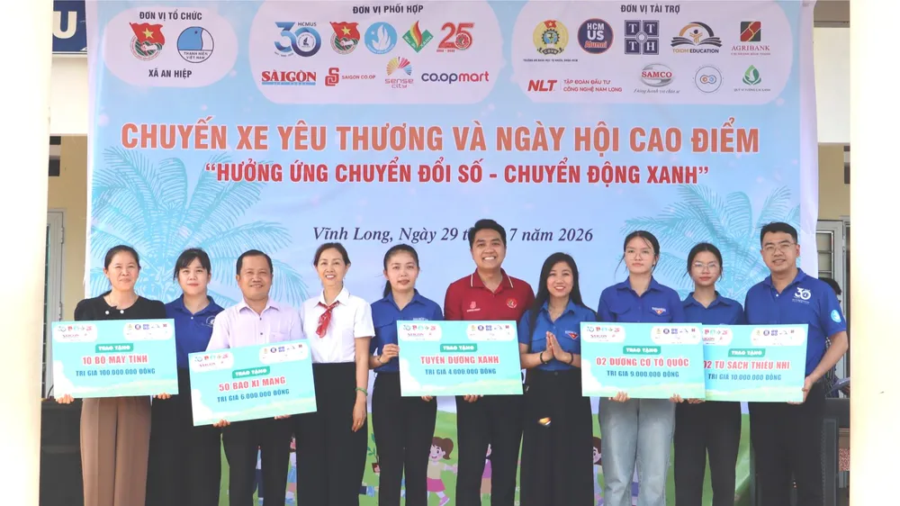  “Chuyến xe yêu thương” của tuổi trẻ TPHCM về với Vĩnh Long