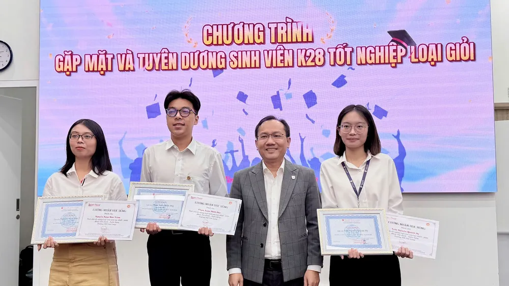 Tuyên dương tân cử nhân tốt nghiệp loại giỏi