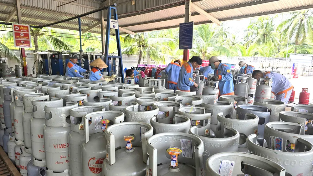 Giá gas tăng khoảng 35.000 đồng/bình 12kg ngay đầu tháng 8