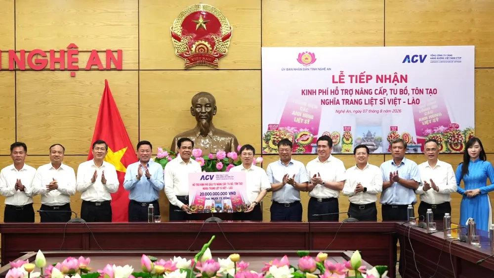 Lãnh đạo ACV trao biểu trưng số tiền 20 tỷ đồng hỗ trợ tỉnh Nghệ An nâng cấp, tu bổ, tôn tạo Nghĩa trang Liệt sĩ Việt-Lào. Ảnh: CTV