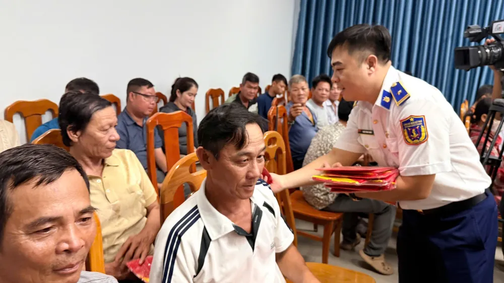 Trao tặng cờ Tổ quốc cho ngư dân Lâm Đồng 