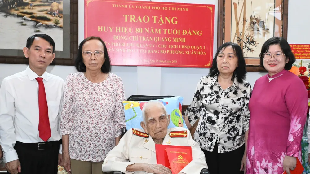 Đồng chí Văn Thị Bạch Tuyết trao Huy hiệu 80 năm tuổi Đảng đến đảng viên Trần Quang Minh