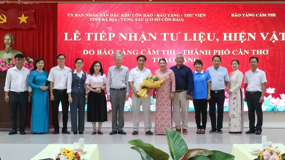 Lễ tiếp nhận hiện vật, tư liệu về lịch sử nhà tù Côn Đảo do Bảo tàng Cầm Thi trao tặng