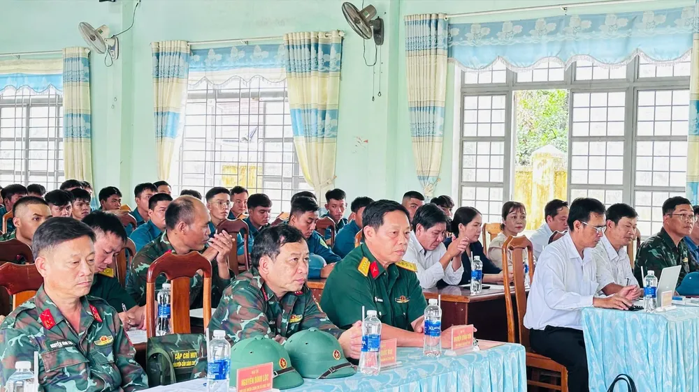Gia Lai: Quân đội giúp dân chuyển nhà đến khu tái định cư để tránh thiên tai