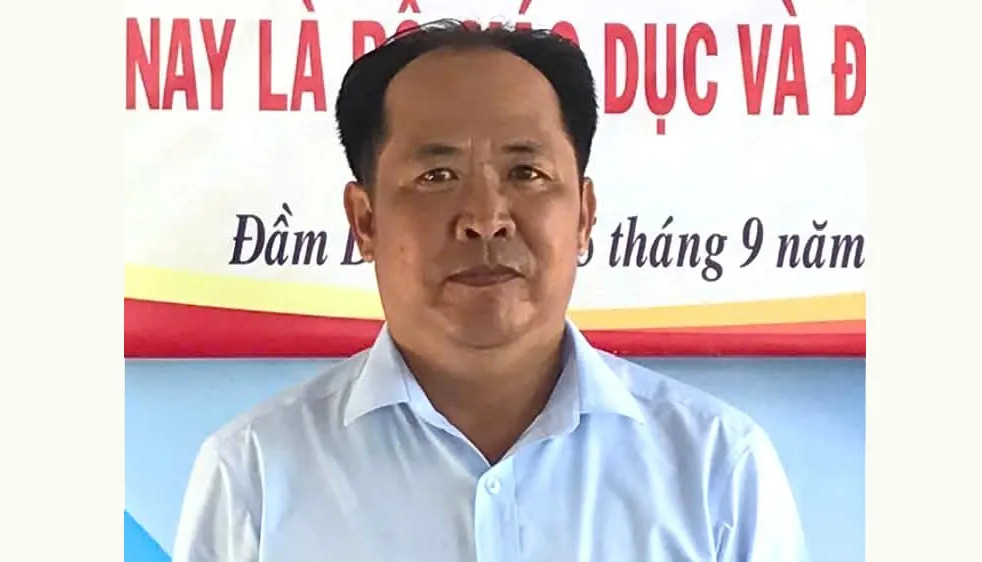 Ông Nguyễn Hoàng Duy, giáo viên Trường THCS Tân Dân (Cà Mau) chủ động trả lại 1,6 tỷ đồng cho người chuyển nhầm. Ảnh: NVCC