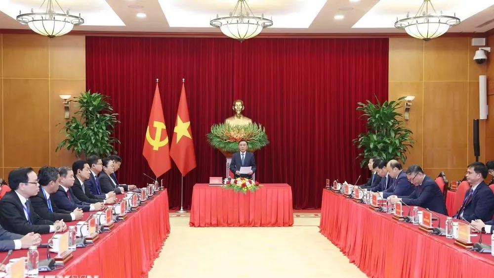 Thường trực Ban Bí thư Trần Cẩm Tú tiếp Đoàn cán bộ cấp cao Đảng Nhân dân Cách mạng Lào. Ảnh: TTXVN