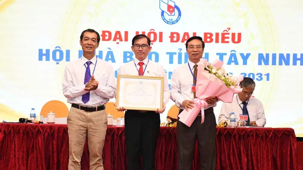 Lãnh đạo Hội Nhà Báo tỉnh Tây Ninh nhận Bằng khen của Hội Nhà báo Việt Nam