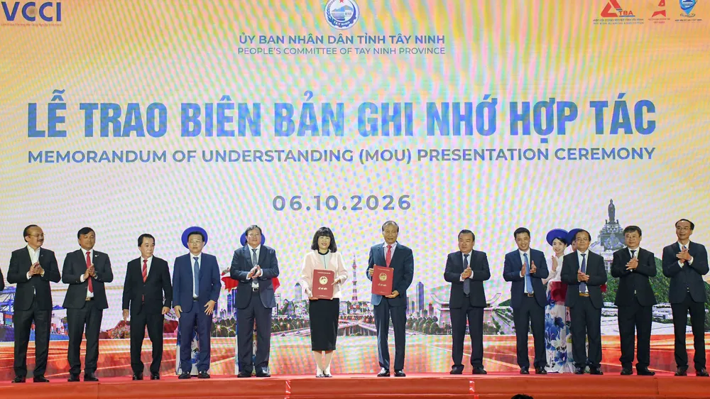 Lãnh đạo tỉnh Tây Ninh và VCCI thực hiện nghi thức ký kết biên bản ghi nhớ hợp tác