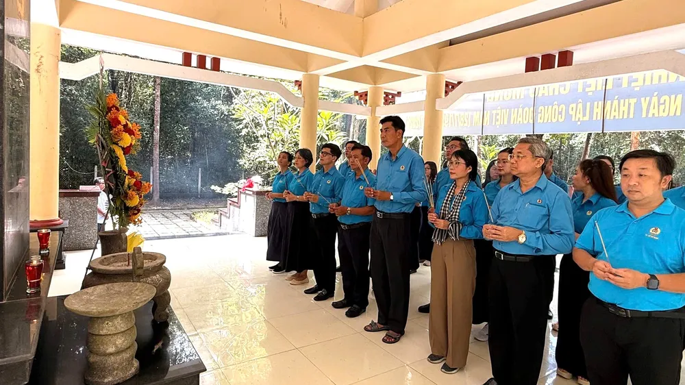 Cán bộ công đoàn TPHCM dâng hương tại khu di tích Trung ương Cục miền Nam
