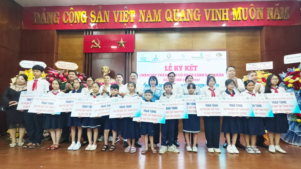 Đỡ đầu 13 học sinh mồ côi, khó khăn đến năm 18 tuổi