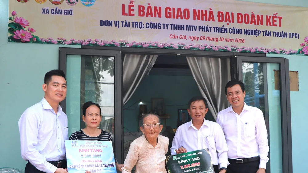 Niềm vui của bà Lê Thị Nhỏ (xã Cần Giờ) khi nhận nhà mới