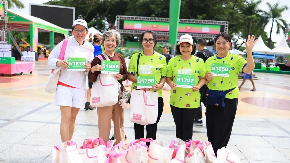 Các vận động viên nhận BIB và racekit giải VPBank Đất Sen Hồng Music Marathon 2026. Ảnh: BTC