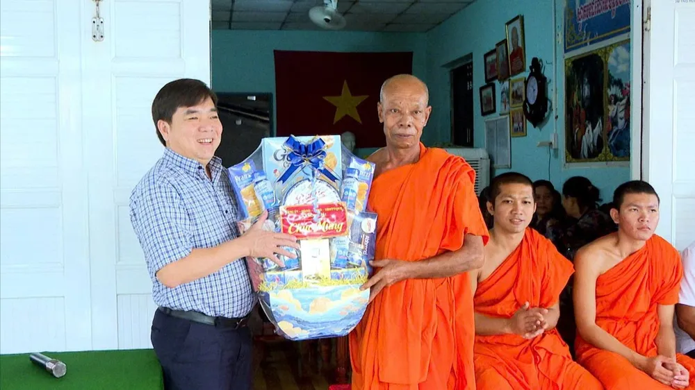 Lãnh đạo xã Long Hải thăm, chúc mừng đồng bào Khmer dịp Lễ Sen Dolta năm 2026