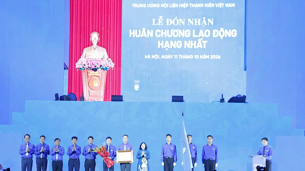 Chủ tịch Ủy ban Trung ương MTTQ Việt Nam Bùi Thị Minh Hoài trao Huân chương Lao động hạng Nhất tặng Hội Liên hiệp Thanh niên Việt Nam. Ảnh: HÀ NGUYỄN