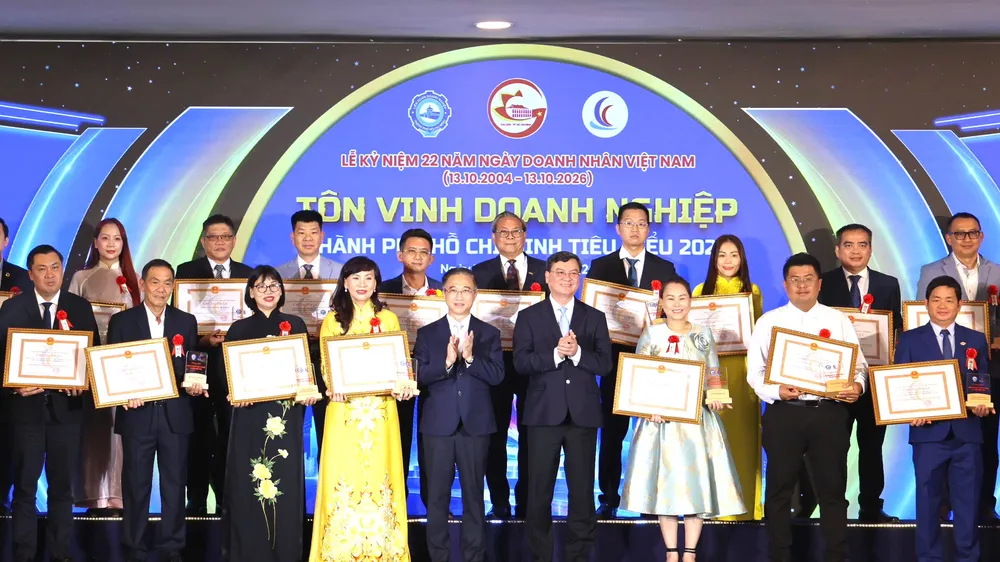 Lãnh đạo TPHCM trao danh hiệu Doanh nghiệp, Doanh nhân TPHCM tiêu biểu năm 2026 tại lễ tôn vinh ngày 13-10. Ảnh: HOÀNG TRIỀU