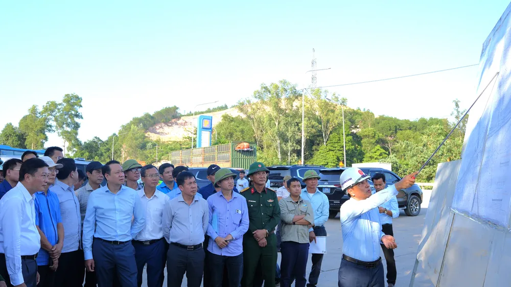 Tháo gỡ khó khăn, đẩy nhanh tiến độ mở rộng đường cao tốc Cam Lộ - La Sơn