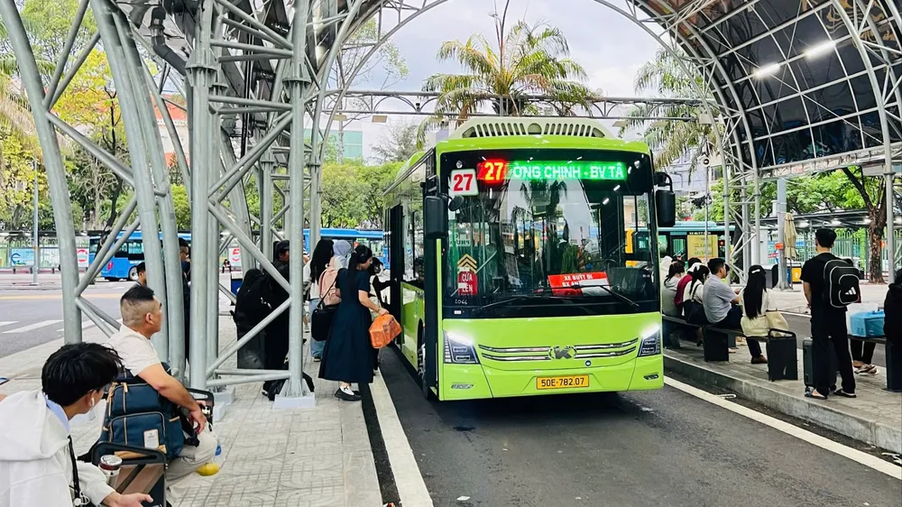 Hơn 40 triệu lượt hành khách đi xe buýt sau gần 4 tháng triển khai miễn phí vé