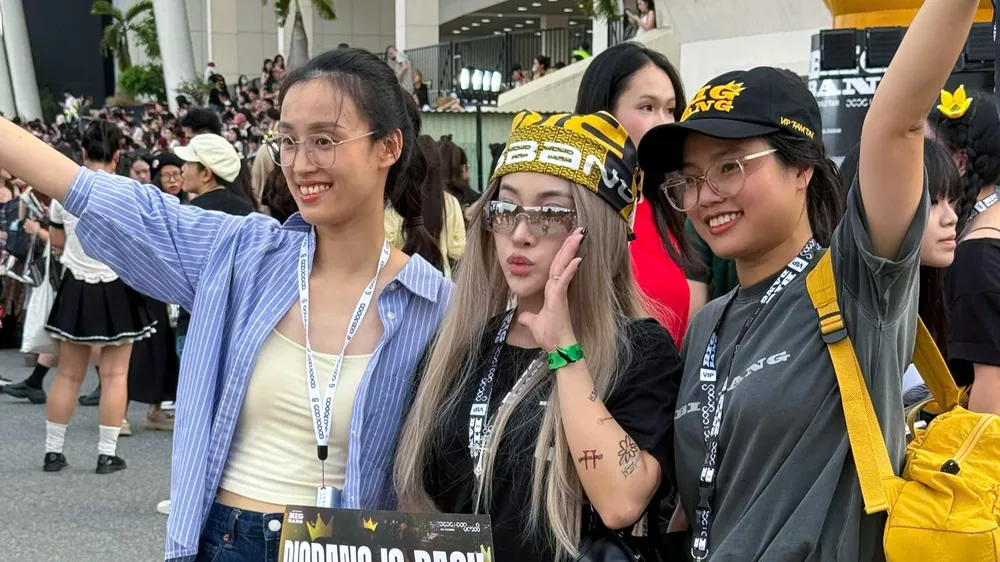 Đêm diễn của BIGBANG thu hút lượng lớn khách trong nước và quốc tế đến Hà Nội. Ảnh: LAN ĐINH
