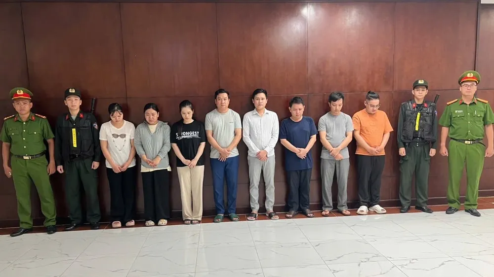 Khởi tố 8 bị can về tội lừa đảo tiền cọc bán đất 