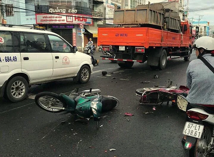 Xe tải tông 8 xe máy, 10 người nguy kịch