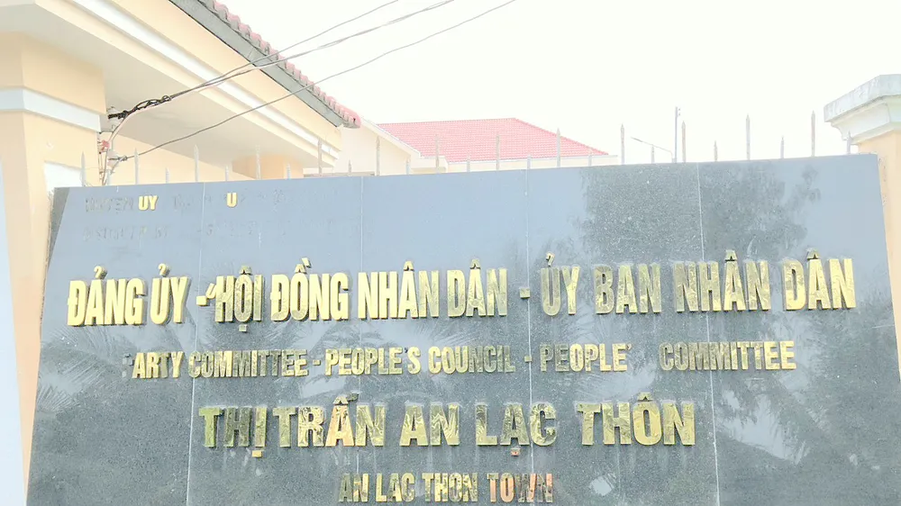 Khai trừ Đảng Bí thư thị trấn đi nước ngoài khi chưa được cho phép