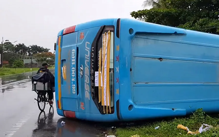 Xe khách lật trên Quốc lộ, nhiều hành khách la hét hoảng loạn