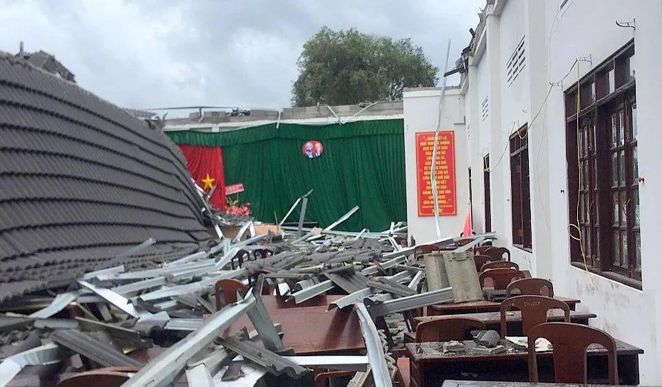 Hiện trường sự cố sập mái hội trường UBND thị trấn Ngã Sáu (Hậu Giang)