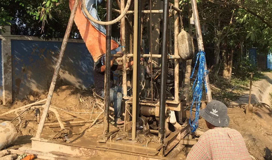 Đơn vị thi công đang khẩn trương khoan giếng nhằm ứng phó tình trạng thiếu nước sinh hoạt do hạn mặn 