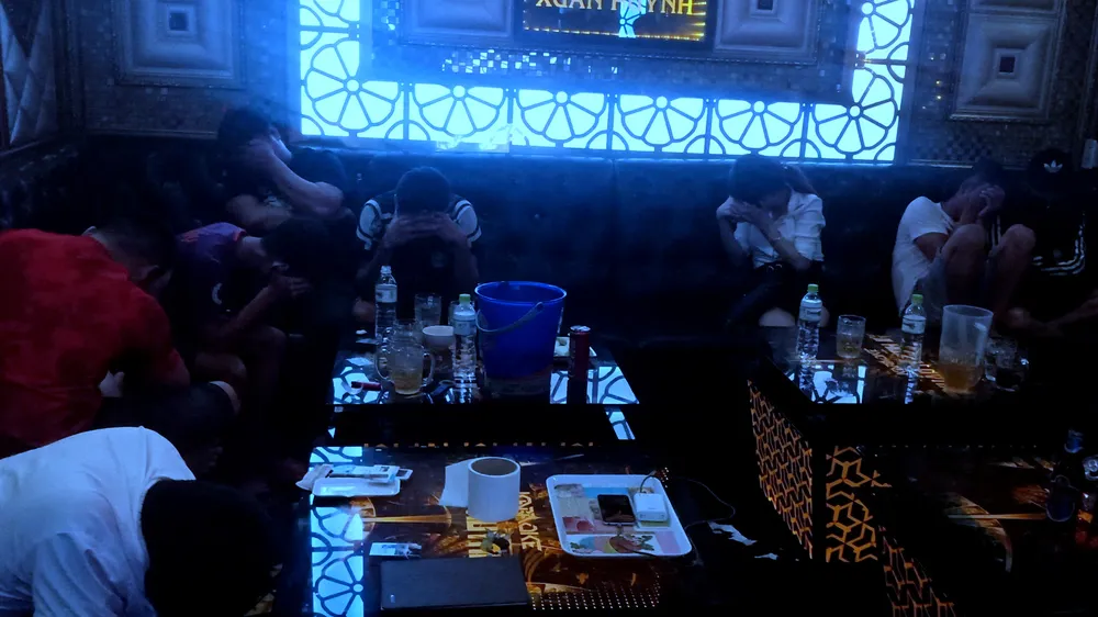 Bắt quả tang 41 nam nữ sử dụng ma túy tại quán karaoke