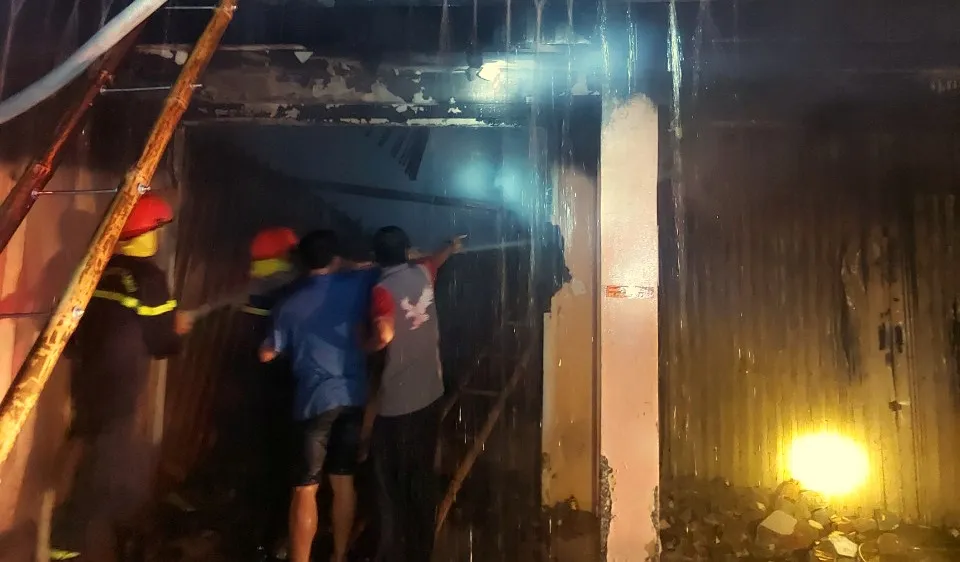 Tiệm vàng bùng cháy dữ dội