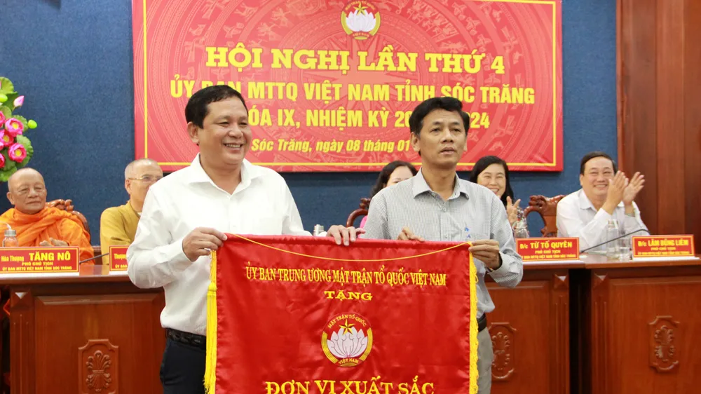 Ông Lâm Văn Mẫn, Bí thư Tỉnh ủy Sóc Trăng trao Cờ thi đua xuất sắc năm 2020 cho Ủy ban MTTQ tỉnh Sóc Trăng. Ảnh: TUẤN QUANG