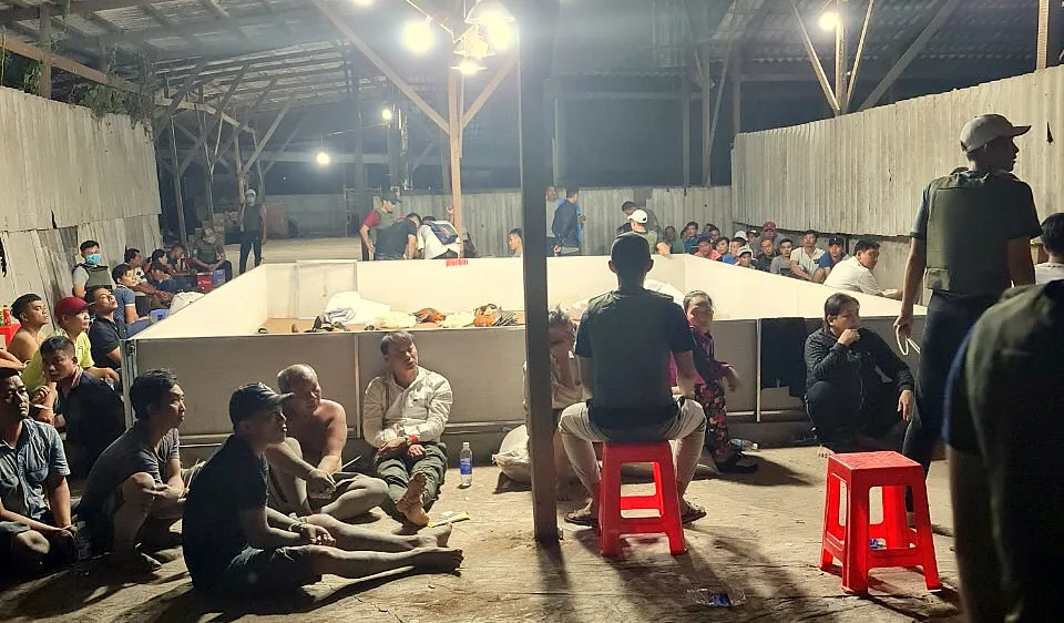 Hiện trường ổ "đỏ đen" quy mô lớn vừa được Công an TP Cần Thơ triệt phá