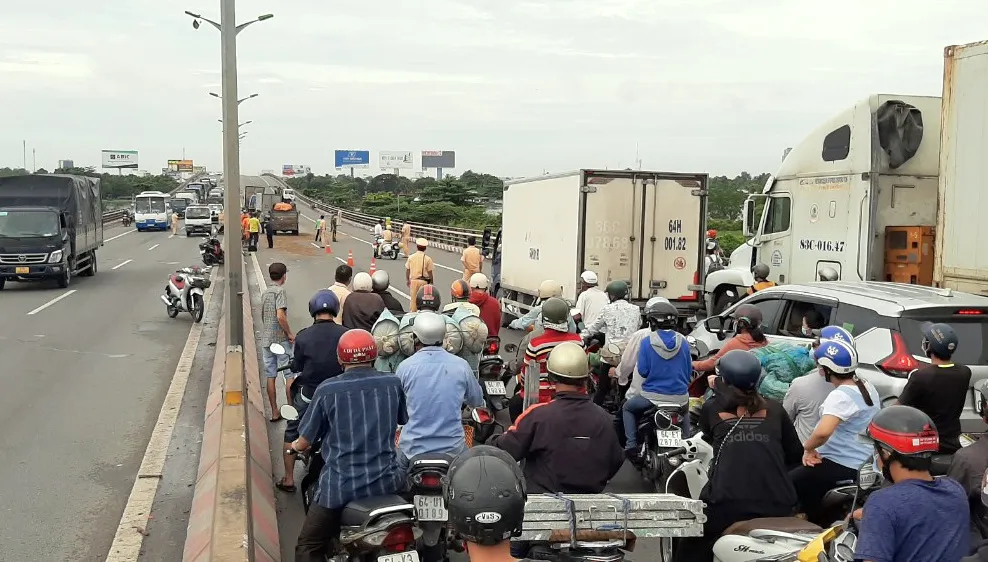 Tai nạn liên hoàn trên cầu Cần Thơ, 1 người tử vong