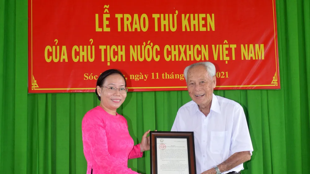 Chủ tịch nước Nguyễn Xuân Phúc gửi thư khen cụ ông 98 tuổi