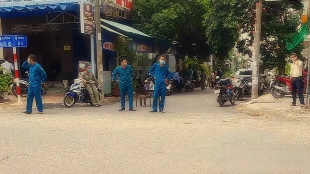 Lực lượng chức năng khoanh vùng khử khuẩn và rà soát khu vực có ca nghi mắc Covid-19 ở TP Cần Thơ
